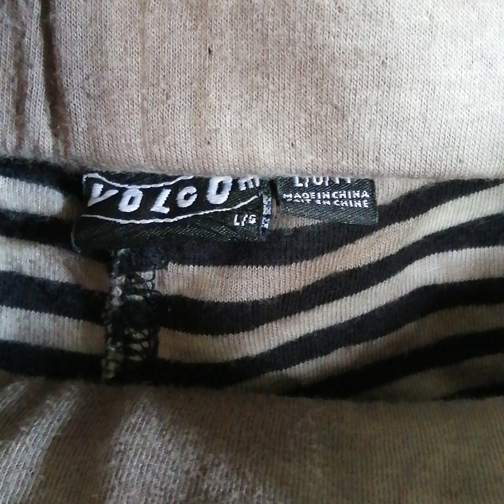 Volcom shorts - Picture 2 of 8
